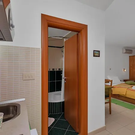 Apartment Juric - With Balcony - 2 *